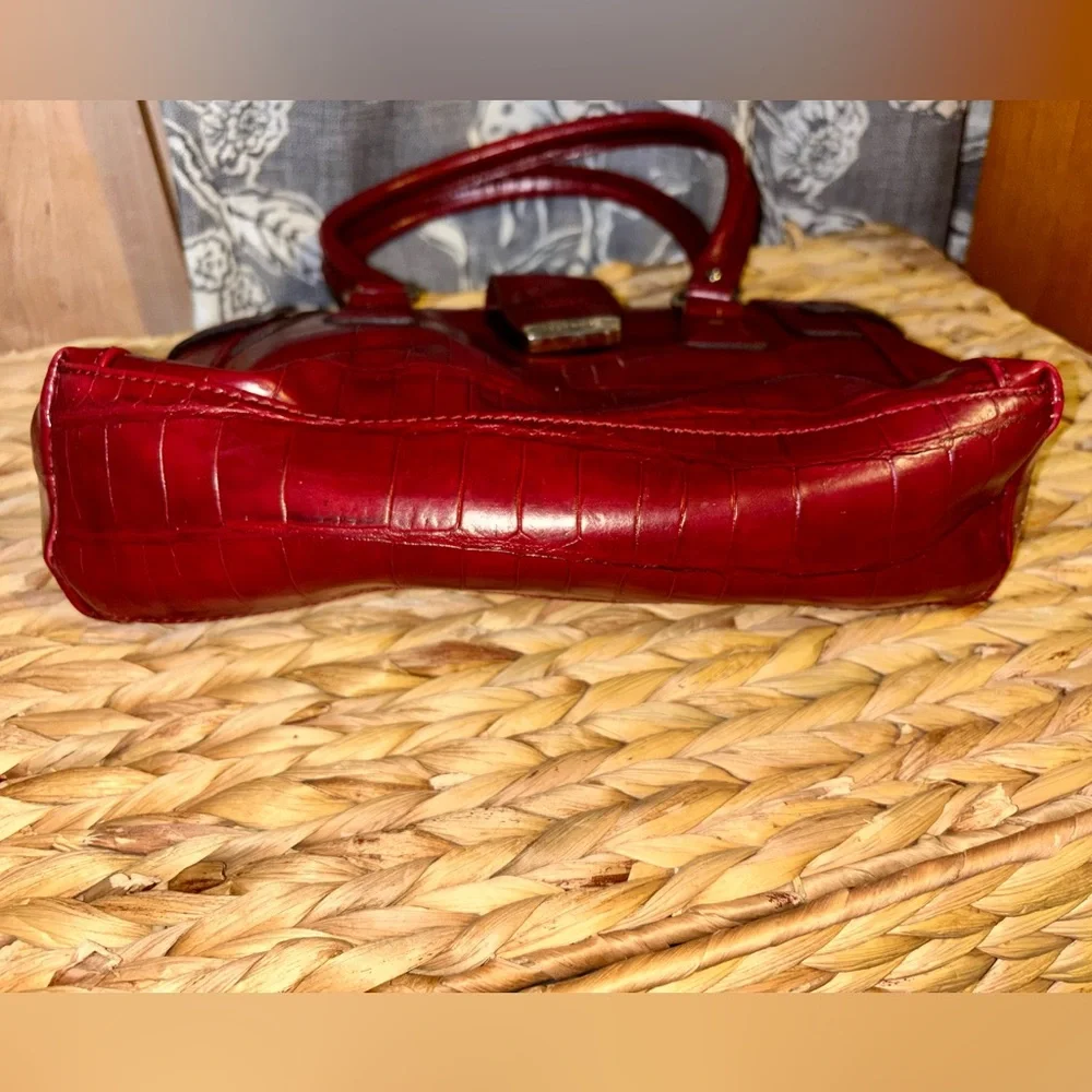 Vintage Sleek Liz Claiborne Red Croc-Embossed Shoulder Bag - Picture 4 of 12